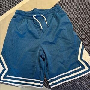Jordan Kids Blue & Red Mesh Shorts

Like New 🏀

Sold together